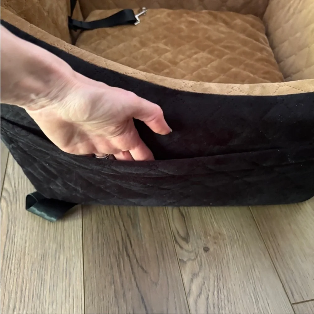 Dog/Pet Booster Car Seat for Up to 35lbs , 2 collar clips NEW
